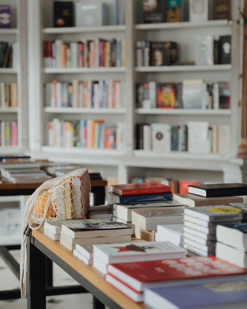 Summer, aka, the perfect opportunity to discover new bookshops 👜 

Whether it's a staycation or somewhere farther afield, let us know what bookshop will be your next visit📚📚