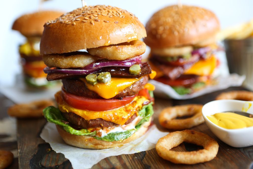 Calling all Americans! 🇺🇸 🦅

This Independence Day go big (and go vegan) with our deliciously plant-powered Vegan Mega Burger 🍔

Full recipe details 👉 veganrecipeclub.org.uk/recipes/vegan-…