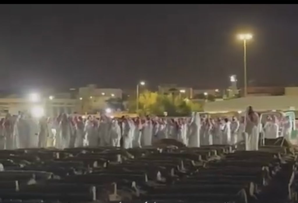 #الكويت وجموع المصلين يودعون 
 *ابن العم  / براك بن عبدالله بن براك بن عثمان بن سليمان بن براك الدبيخي 
في مقبرة الصليبيخات *
رحمه الله تعالى واسكنه فسيح جناته وعظم الله أجر أهله وذويه ومعارفه وجبر مصابهم 
اللهم ألحقه بالأنبياء والشهداء والصالحين وحسن أولئك رفيقا 
#الدبيخي #بريدة