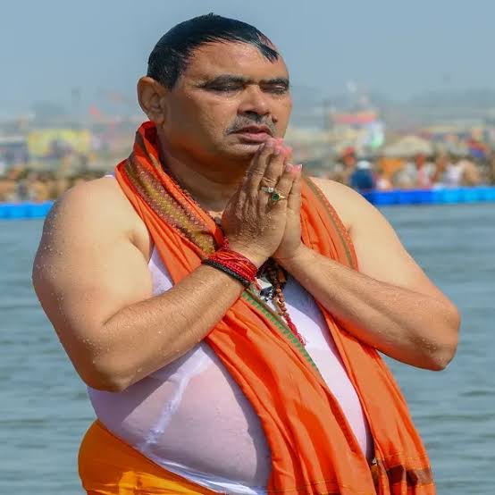 ये है राजस्थान के मुख्यमंत्री भजनलाल शर्मा। इनका काम है मंदिर जाना, कुंभ में डुबकी लगाना, स्वजातीय सम्मेलनो में भाग लेना, हेलीकॉप्टर में घूमना, अच्छा खाना खाना और सोशल मीडिया पर फोटो डालना। अगर आज राजस्थान में चुनाव हो जाए तो इनकी जमानत जब्त होना तय है। #भजनलाल_हटाओ_राजस्थान_बचाओ