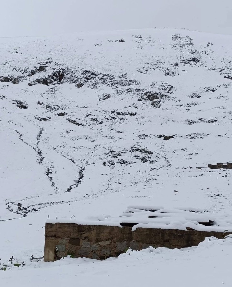 سبحان الله 

تساقط الثلوج على مرتفعات ريز اوفيت في تركيا في حدث نادر 
هذا يؤدي إلى تسرب هواء بارد نسبي  في طبقات الجو العليا مما يعني تحسن نسبي في درجات الحرارة نزولاً ان شاء الله قد يستمر ايام والله أعلم