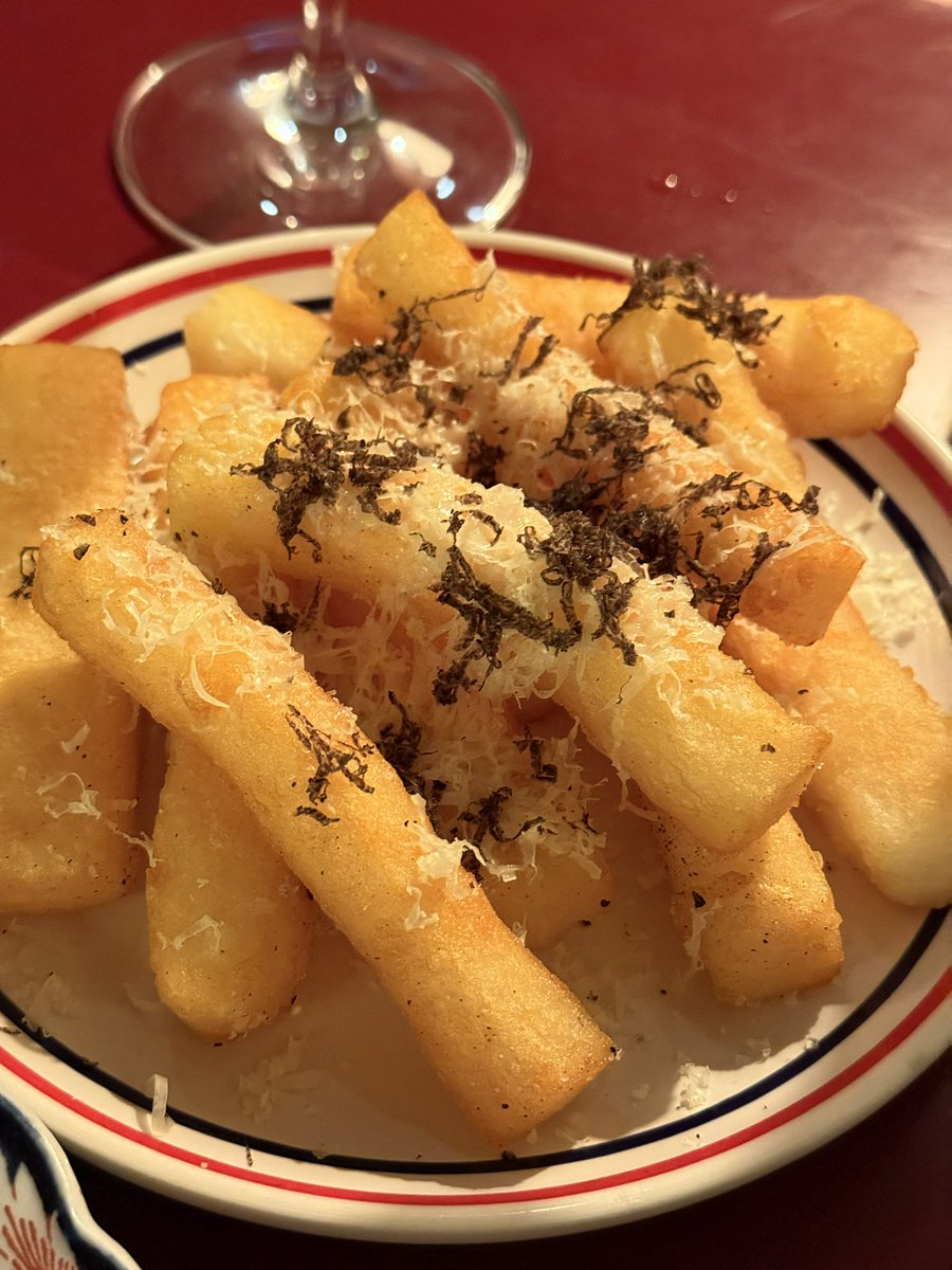 Mi semana con mas trabajo en el año. Estaba MUERTO, estresadísimo. Necesitaba terminar bien el día. Necesitaba RESTAURACIÓN, la palabra restaurant viene de ahí, del francés restaurer. Y sin dudar encaré para Ácido a cenar solo, en busca de la mejor burger de la ciudad. 

Patty