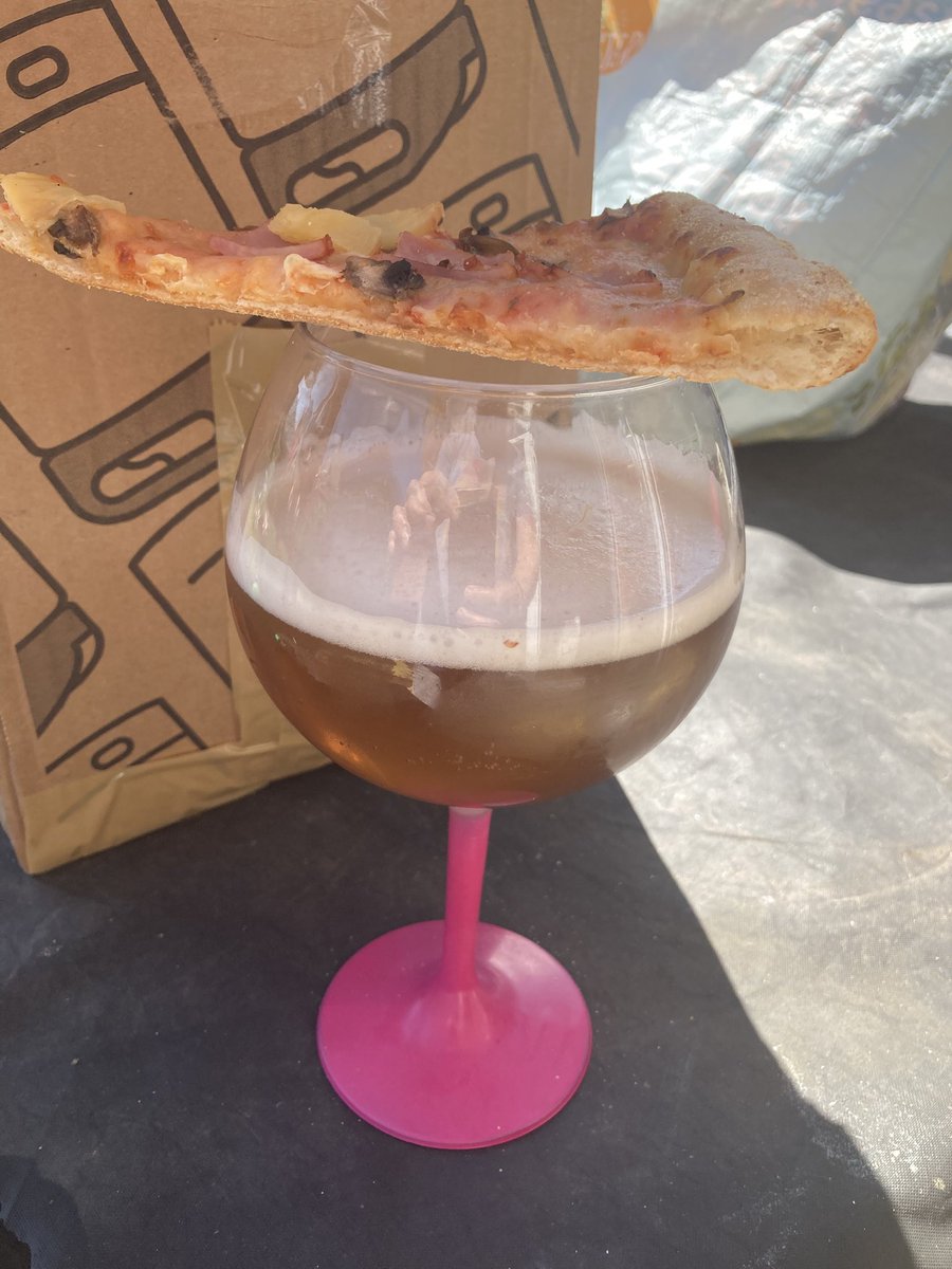 Living The Dream! Wishing all my TwitterFriends a great weekend👍🌞🎯🥂🍻👌🍷🍾☕️🥃🍺🇬🇧💪♻️❤️#realale #craftbeer #cider #cyder #PizzaTime #pizza #WeekendVibes #weekend #Weekenders #weekendsale