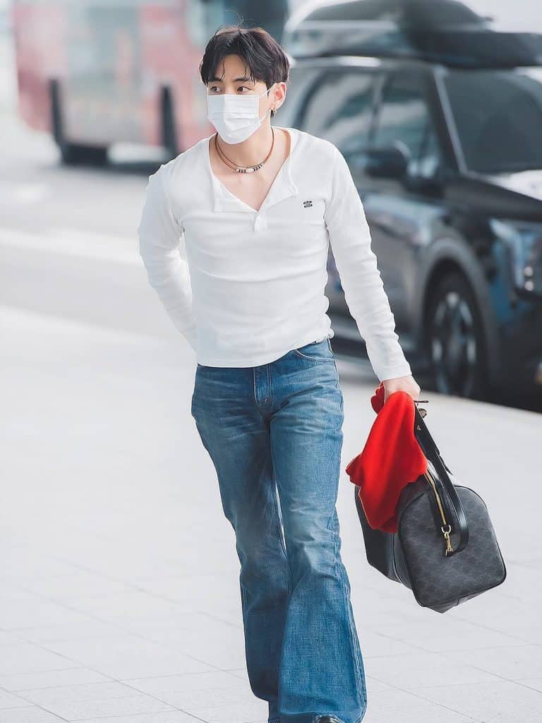 _kitty_195's tweet photo. Excuse SIR?
KIM TAEHYUNG'S mind-blowing airport appearance. Somebody save us😭😭🐯!
#bts #army #kimtaehyung #fashionking #v #BTSV https://t.co/XSuSXAJmck