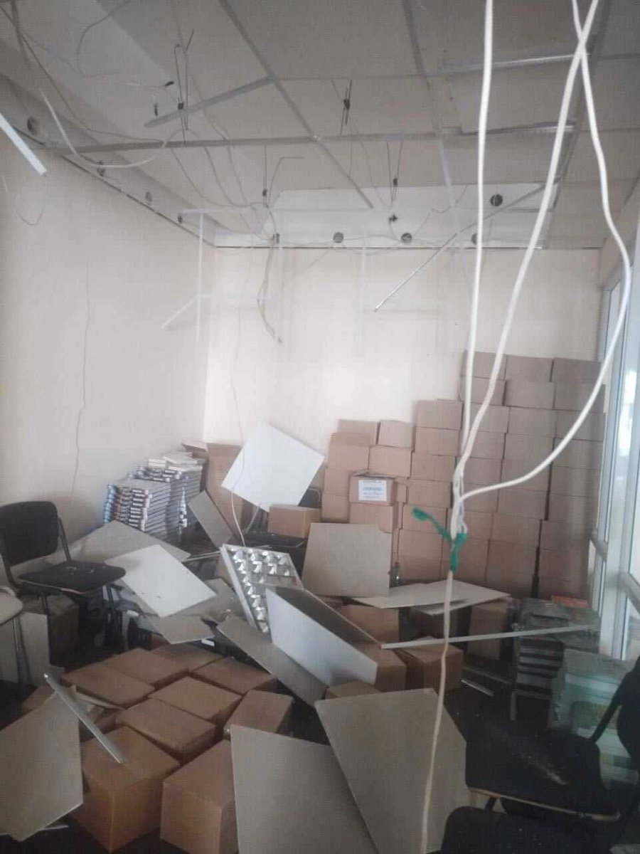 yermolenko_v's tweet image. This is a book depositary in Kyiv where @PenUkraine keeps the books (in Ukrainian and English) which we transport to the Ukrainian local libraries in the frontline areas. The depository was damaged during last night’s huge Russian strike on Kyiv.
We get books from lots of…