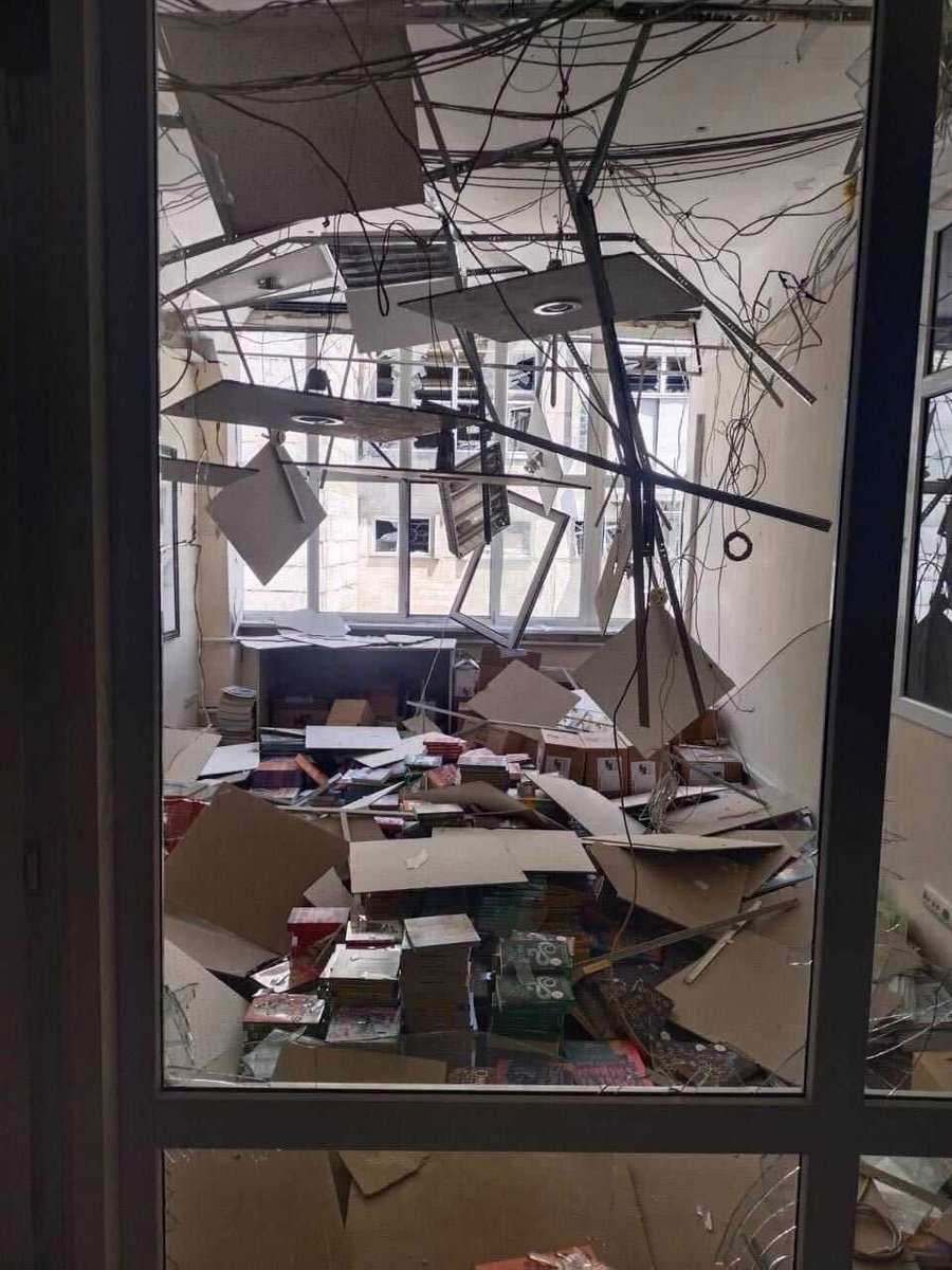 yermolenko_v's tweet image. This is a book depositary in Kyiv where @PenUkraine keeps the books (in Ukrainian and English) which we transport to the Ukrainian local libraries in the frontline areas. The depository was damaged during last night’s huge Russian strike on Kyiv.
We get books from lots of…