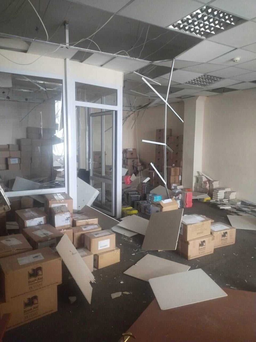 yermolenko_v's tweet image. This is a book depositary in Kyiv where @PenUkraine keeps the books (in Ukrainian and English) which we transport to the Ukrainian local libraries in the frontline areas. The depository was damaged during last night’s huge Russian strike on Kyiv.
We get books from lots of…