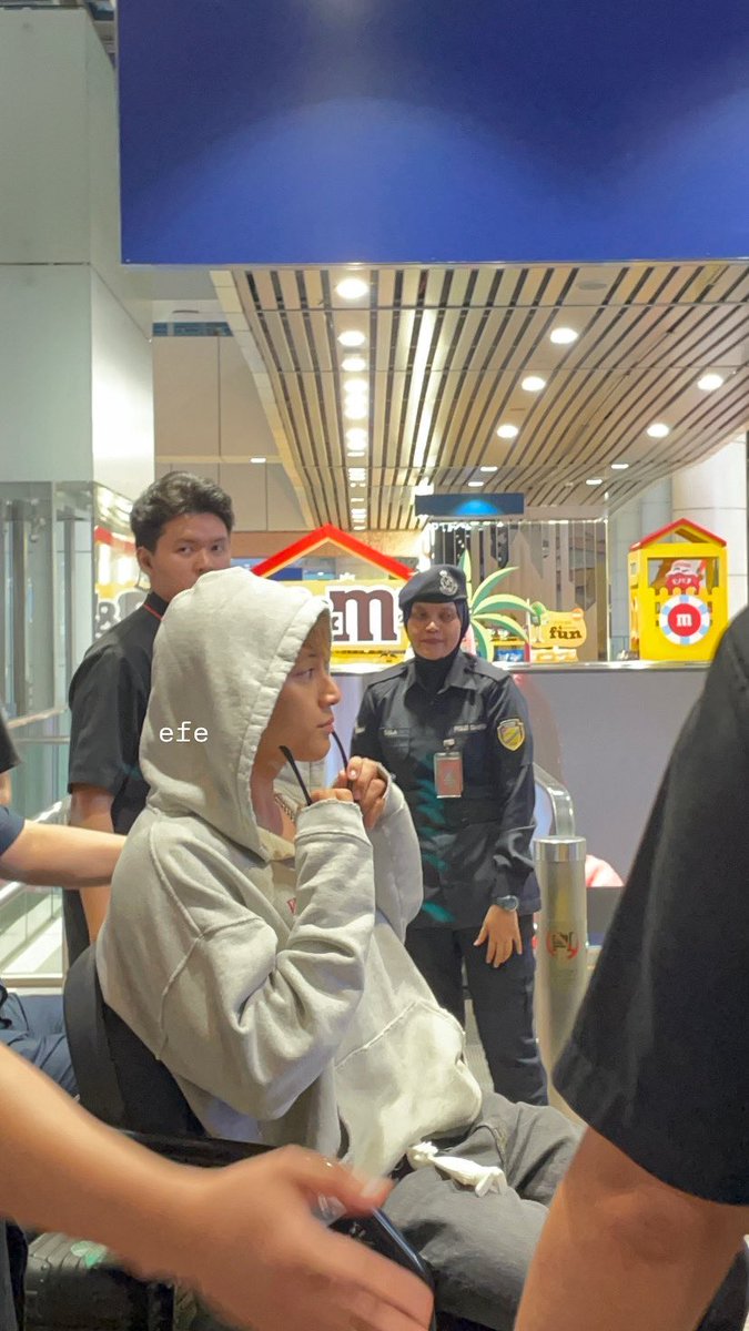 tinyyyjungwon's tweet photo. Terima kasih Mingyu for officially breaking the hybe curse— your departure to Kuala Lumpur after it's been so long since SVT's last visit here lights up our hearts and fuels our dreams for SVT's future tour here in Malaysia IM SO HAPPY AAAHHHH #MINGYUbalikMALAYSIA https://t.co/hN0qnBOoOS