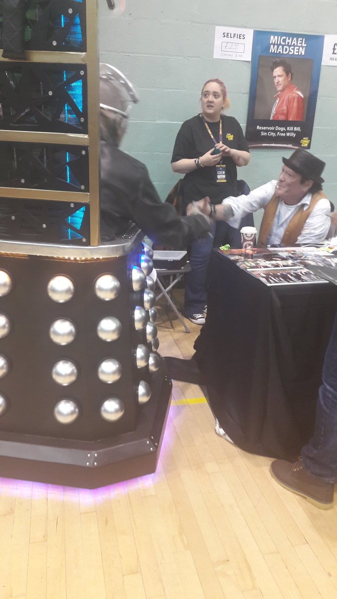 Dadros3's tweet image. #Davros met Michael Madsen when he stopped his queue of fans, he asked someone to bring me over—just to say how much he appreciated what I’d made. He had no idea who I was. Just pure kindness, enthusiasm, and respect. 15 minutes later, he went back to his fans.
RIP Michael
