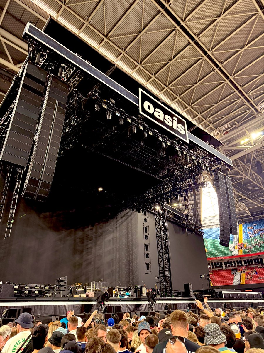 jamescuff's tweet image. We’re in ❤️ Ni mewn
#oasislive25