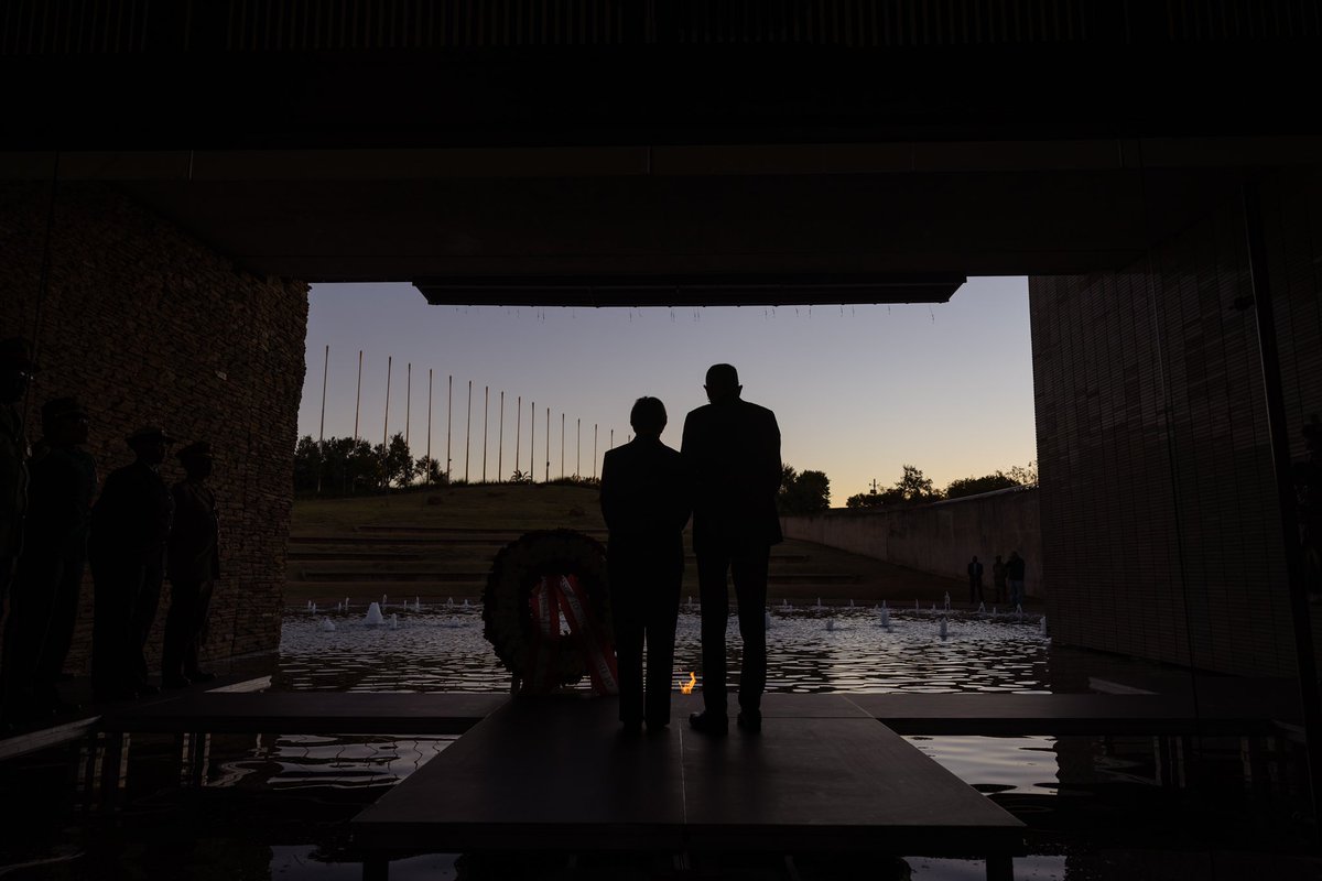 Ich verneige mich vor den vielen Menschen, die außergewöhnliche Opfer gebracht haben, damit sich die Freiheit in Südafrika durchsetzen konnte. (1/3)