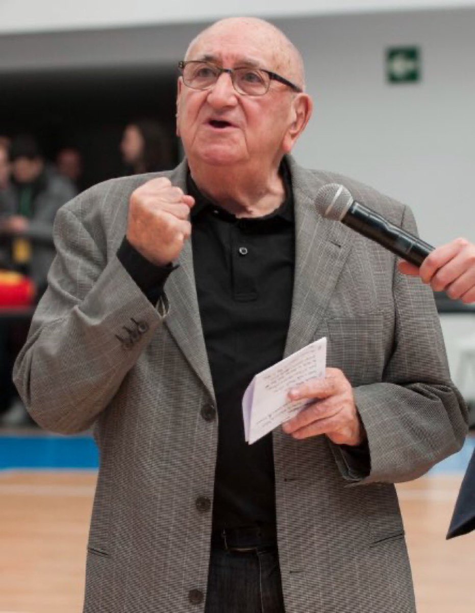 Mucha tristeza por la muerte de Xabier Añua. Un hombre de baloncesto, un pionero, buena persona y maestro para muchos de nosotros. Ha vivido con intensidad hasta los 90 años. Que la tierra te sea leve profesor.