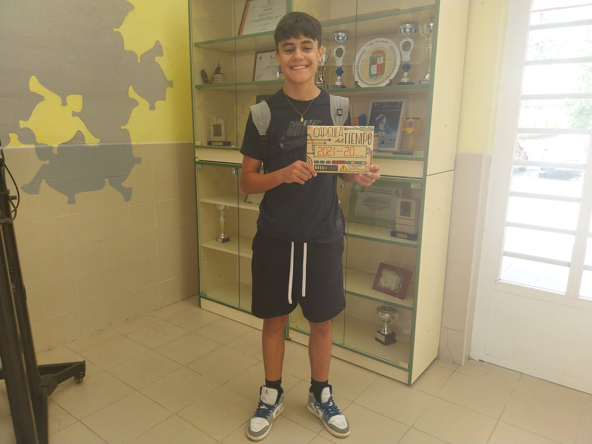 Algunos de nuestros alumnos y alumnas recibieron su cápsula del tiempo, guardada desde 2021 y elaborada con su tutora de 1º ESO, Irene.