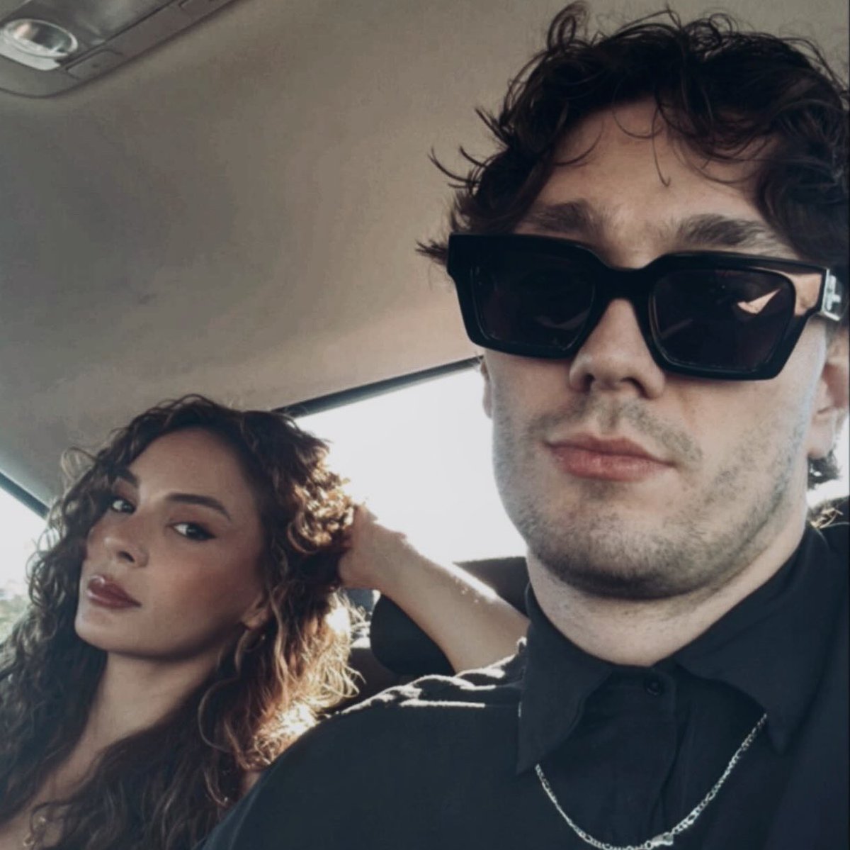 aşırı karizmatik çift cedi osman sen gömlek insanısın net karın zaten dünya güzeli