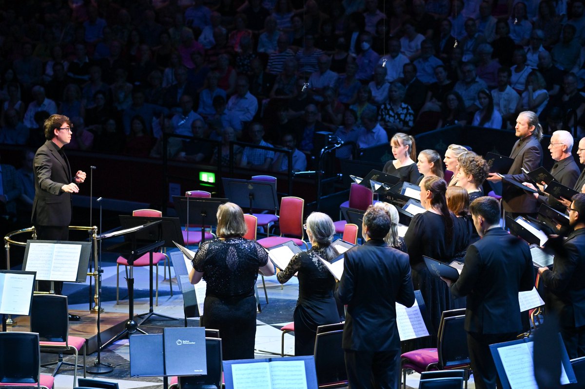 owainpark's tweet image. I’m thrilled to be stepping into the role of Chief Conductor of the BBC Singers 🎶

Taking over from Sofi Jeannin in autumn 2026 is an honour. She’s done such inspiring work with the group since 2018, and I’m grateful to follow in her footsteps.

owainpark.co.uk/bbc-singers-ch…