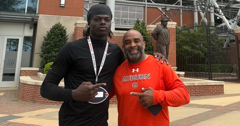 *** COMMITMENT: Midtown (Atlanta, Ga.) tight end Kentrell White has committed to Auburn.

"I love it at Auburn. I have great relationships with Coach Kenyatta (Watson) and Coach Ben (Aigamaua), and I love how they're going to use me in their offense."

on3.com/teams/auburn-t…
