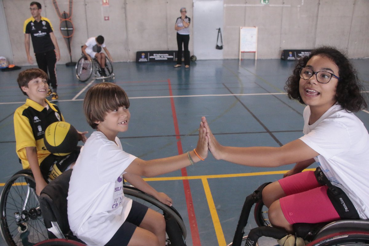 Fundación CB Canarias (@fundacioncbc) on Twitter photo 🏀♿️Para cerrar la primera semana del Campus Inclusivo de Julio contamos con el <a href="/AdeinTenerife/">Santa Cruz ADEIN Tenerife Fundación CB Canarias</a>
🏀♿️Mendi, apoyado por Jonay y Luis, se encargó de mostrar los fundamentos del baloncesto en silla de ruedas
🏀♿️Los participantes del campus pudieron probar en las sillas adaptadas 🏀♿️Para cerrar la primera semana del Campus Inclusivo de Julio contamos con el <a href="/AdeinTenerife/">Santa Cruz ADEIN Tenerife Fundación CB Canarias</a>
🏀♿️Mendi, apoyado por Jonay y Luis, se encargó de mostrar los fundamentos del baloncesto en silla de ruedas
🏀♿️Los participantes del campus pudieron probar en las sillas adaptadas