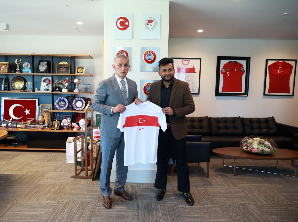 Bangladeş Gençlik ve Spor Bakanı Asif Mahmud Shojib Bhuyain, Türkiye Futbol Federasyonu Başkanı İbrahim Ethem Hacıosmanoğlu'nu makamında ziyaret etti.

Riva Hasan Doğan Millî Takımlar Kamp ve Eğitim Tesisleri'nde gerçekleşen görüşmede TFF 2. Başkan Vekili, İcra Kurulu Üyesi,