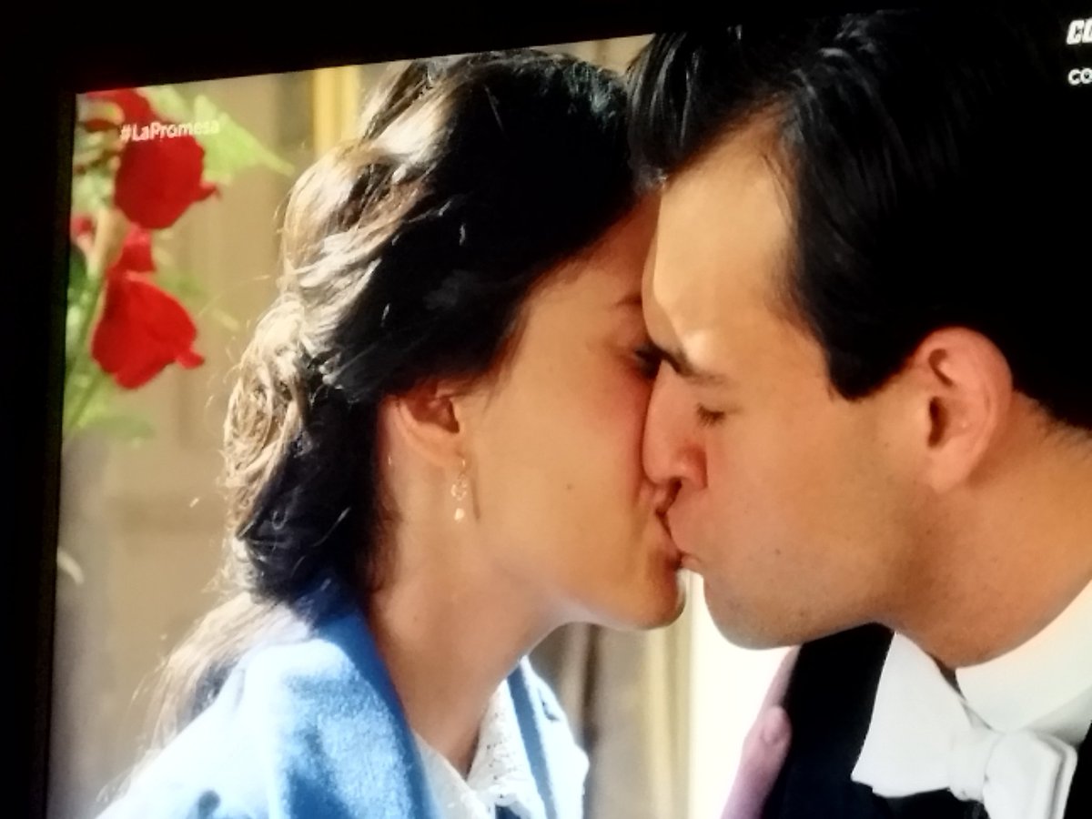 insurgentec8's tweet image. Momento amor incondicional con mil rosas para tí!!
—Ángela, te quiero y te necesito.
No te puedes ir, mi vida no tiene sentido sin ti, sin tu sonrisa y tu mirada crítica 😍
Buen finde #Promisers
#WriterInsurgente
#SaludosInsurgentes
#ClubDelSofá
elinsurgentecalleja.com
#LaPromesa