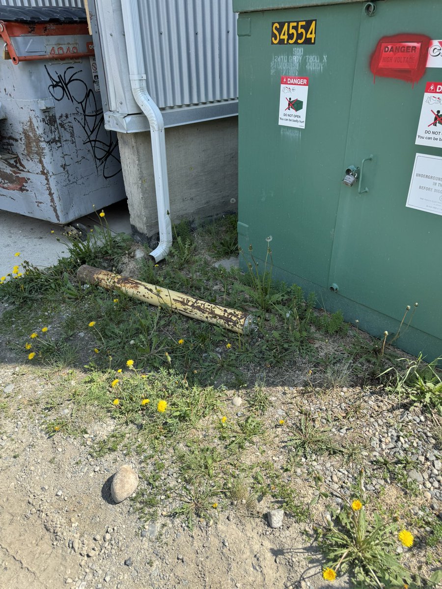 vernrmarshall's tweet photo. @ATCOElectricYT broken bollard https://t.co/Nl6Kbj0Zxi