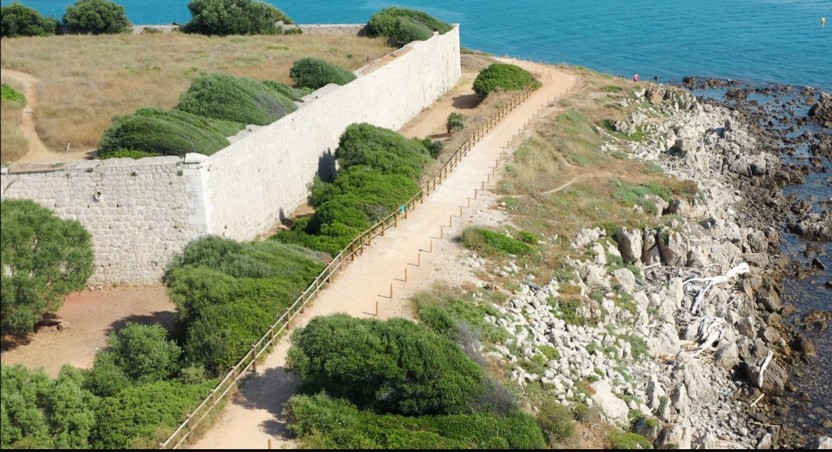 XWiik's tweet image. ✨ Les chapeaux 👒 étaient de sortie pour un moment fort à @antibes_jlp : l’inauguration du sentier du Fort Carré aux côtés de @JeanLeonetti 🌊
✅ Une promenade totalement requalifiée
♿️ Accessible aux PMR pour la première fois
🌅 Un site exceptionnel remis en valeur pour mieux…