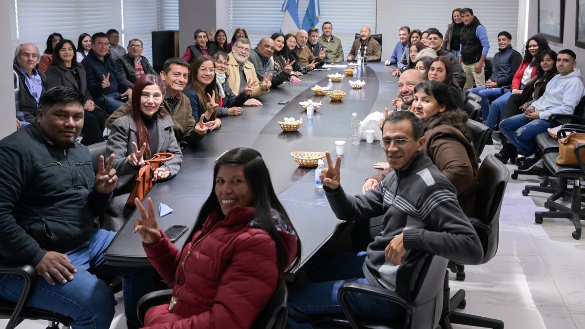 Esta mañana recibí en Casa de Gobierno a compañeros y compañeras de los distintos sublemas del Partido Justicialista que ganaron en las elecciones pasadas en Las Lomitas. Los alenté a continuar trabajando en unidad por el bienestar de todos los lomitenses.

¡Gracias por la
