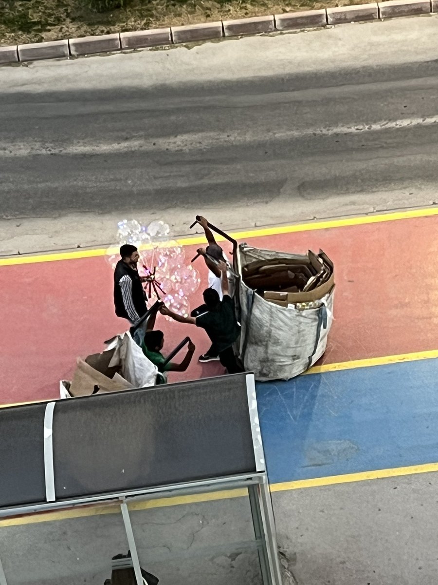 Herkes ekmeğinin peşinde.