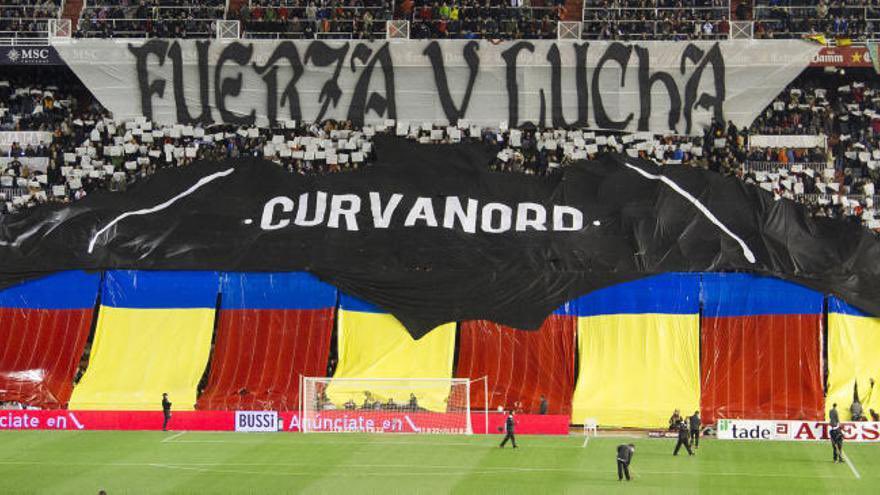 vilaVCF's tweet image. Llegará el primer partido de Liga, y veréis en que se ha convertido Mestalla, sin su respectiva grada y la prohibición de la entrada a los que se dejaban la voz cada partido. Y cuando empecemos a quejarnos ya será tarde… Hay que unirnos todos. #QueVuelvaLaCN10