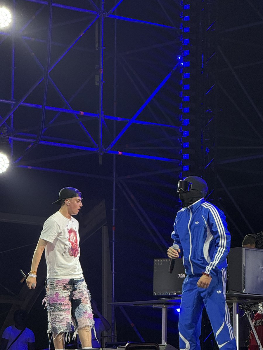 en tout cas j’aurais jamais cru voir anyme et houdi ensemble sur scène aux ardentes