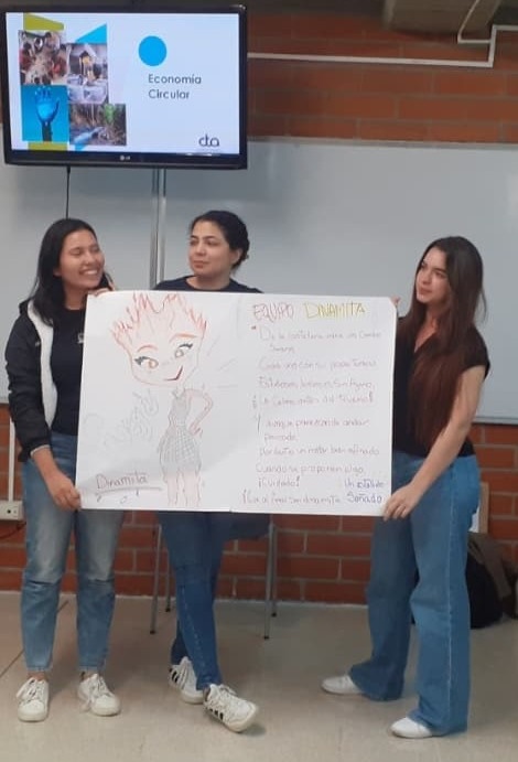 #ActualidadUnacense 📌El Semillero de Investigación Ética y Sostenibilidad UNAC concientiza a la comunidad unacense a través del Taller de Economía Circular💛💙
Lee la nota completa aquí: 
👉unac.edu.co/semillero-etic…