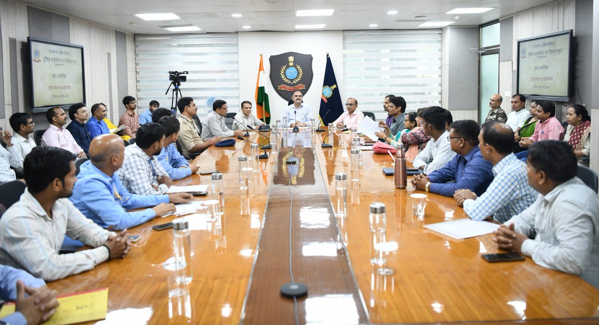 BPRDIndia's tweet image. बीपीआरएंडडी द्वारा नराकास, दक्षिण दिल्ली-1 के अध्यक्ष कार्यालय के तौर पर ब्यूरो में आज नराकास समिति के सदस्य कार्यालयों के लिए हिंदी कविता प्रतियोगिता का आयोजन किया l जिसमें लगभग 40 प्रतिभागियों ने बढ़ चढ़ कर हिस्सा लिया और अपनी कविताओं से सभी श्रोताओं को मंत्र मुग्ध किया।