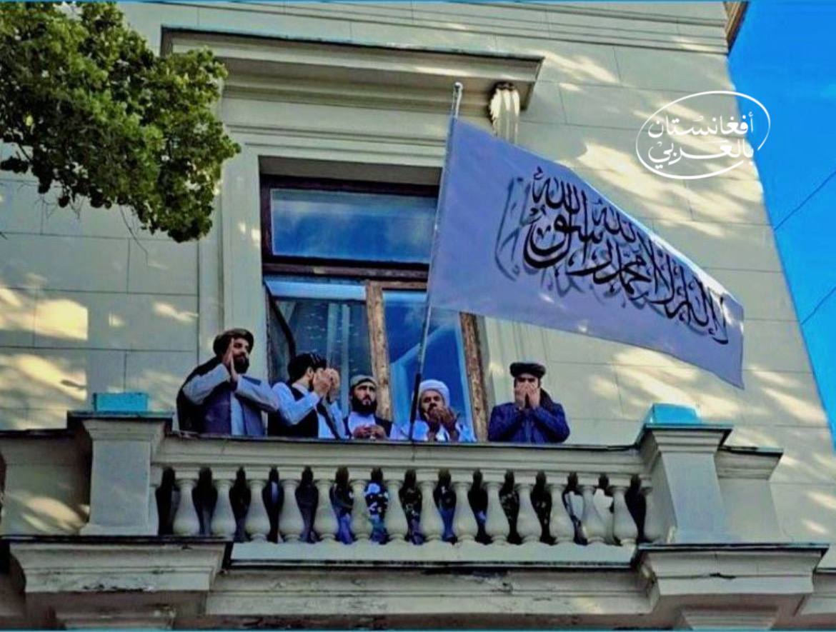 رفع راية "لا إله إلا الله" في العاصمة الروسية!
أنعم بها من هوية بصرية!
اللهم ارض عن الأفغان..
رغم القرح الذي أصابهم..لأكثر من 20 سنة والحصار!
لله درهم..وعلى الله أجرهم..