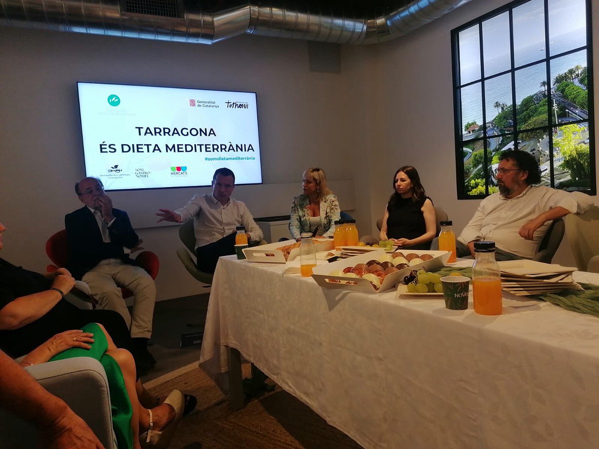 DOP Siurana (@dop_siurana) on Twitter photo El president de la DOP Siurana, <a href="/AntoniGalceran/">Antoni Galceran</a>, ha participat avui en un esmorzar de treball que s’ha celebrat al Mercat Central de Tarragona per reflexionar sobre el valor de la Dieta Mediterrània i que ha estat presidit pel conseller <a href="/oscarordeig/">Òscar Ordeig</a>. El president de la DOP Siurana, <a href="/AntoniGalceran/">Antoni Galceran</a>, ha participat avui en un esmorzar de treball que s’ha celebrat al Mercat Central de Tarragona per reflexionar sobre el valor de la Dieta Mediterrània i que ha estat presidit pel conseller <a href="/oscarordeig/">Òscar Ordeig</a>.