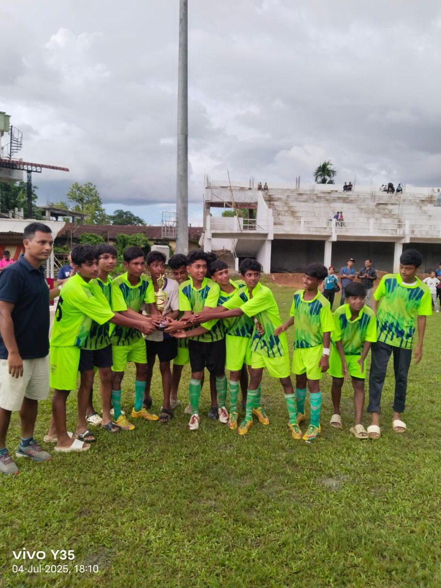 Assam_DSYW's tweet image. ⚽ Glimpses from Sribhumi!
Exciting moments and inspiring performances lit up the Inter School Football Tournament in Sribhumi District, showcasing young talent and true sportsmanship on the field.

#SribhumiFootball #GrassrootsSports #YouthInSports #AssamSports #DSYWAssam