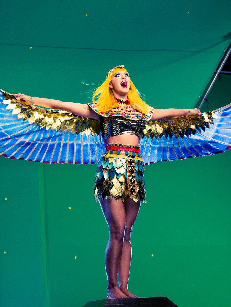 Em comemoração aos quatro bilhões de visualizações no clipe oficial de “Dark Horse”, de Katy Perry com participação de Juicy J, o fotógrafo Rony Alwin liberou registros inéditos  da gravação do video.