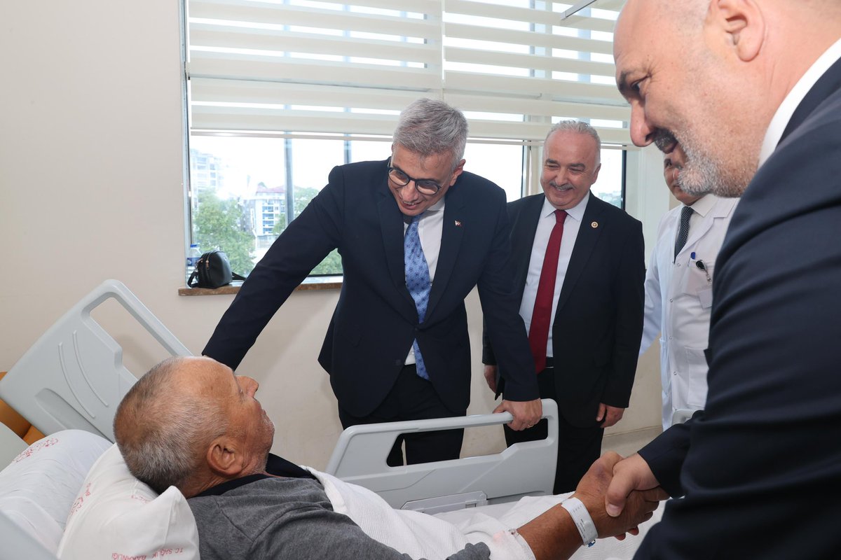"Dostun evi gönüllerdir,
Gönüller yapmaya geldim."

Tedavi gören kıymetli vatandaşlarımızı, biricik evlatlarımızı ziyaret ettik. Hâllerini hatırlarını sorduk, hayır dualarını aldık. 

Bir bakışları, bir tebessümleri, en büyük gücümüz oluyor. Rabb'im şifa versin, bahtiyar etsin.