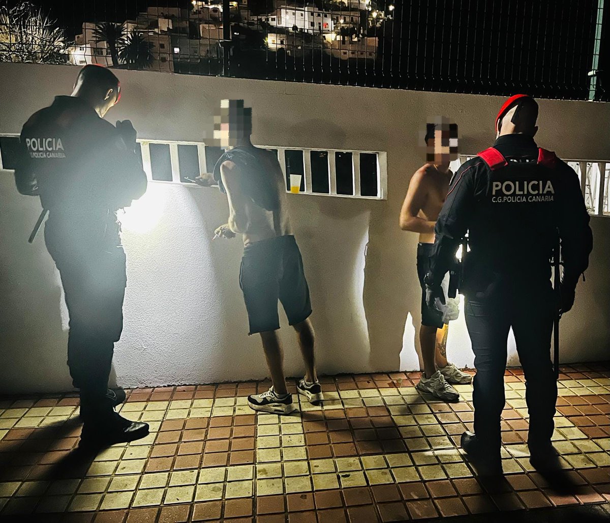 ⛓️ Durante el dispositivo de seguridad en las fiestas del #ValleDeAgaete, agentes del #GROPE detuvieron a un hombre por un presunto delito contra la salud pública.  

Se le intervino varios envoltorios de cocaína y dinero fraccionado, indicios compatibles con venta al menudeo.
