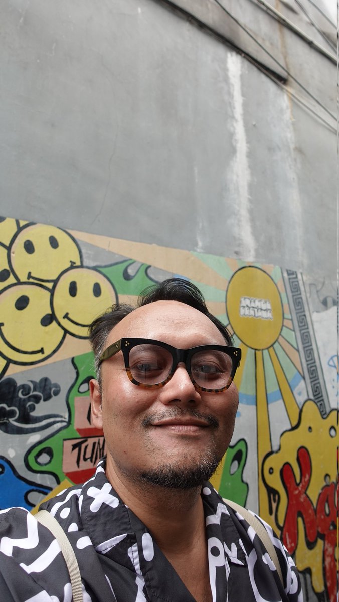 Aku tuh paling sebel konten traveling yang meniadakan rasa otentik seperti "Bali rasa Eropa!" atau "Bandung rasa Belanda!" 
Tapi pas masuk gang jalan tikus ini, otakku otomatis "Wow, Tubagus Ismail rasa Melbourne!" 

Hatur nuhun, punten sadayana!!