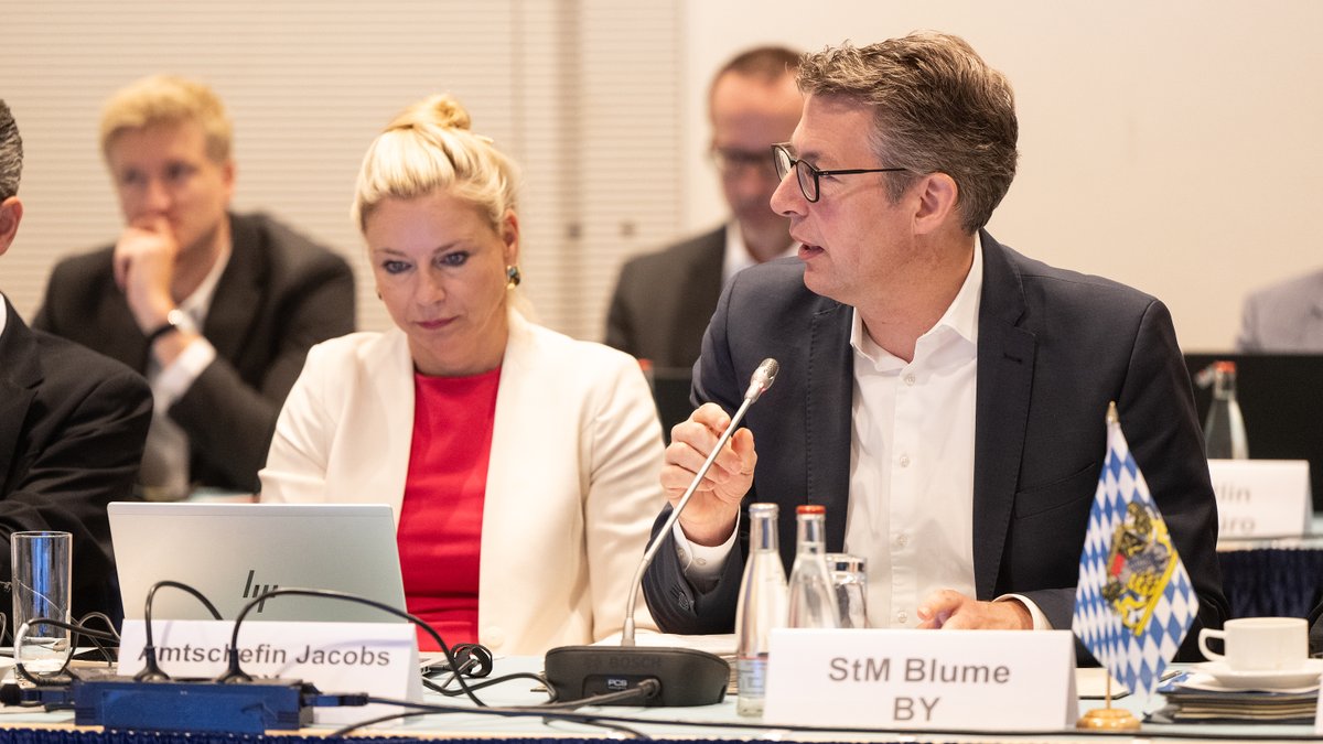 StMWK_Bayern's tweet image. Sitzung der Gemeinsamen Wissenschaftskonferenz heute in #Berlin: Das Paktforum mit dem Thema #KünstlicheIntelligenz schafft eine neue, richtungsweisende #Plattform für die Zusammenarbeit von Wissenschaftsorganisationen und weiteren Forschungspartnern.
▶️ gwk-bonn.de/presseaktuelle…