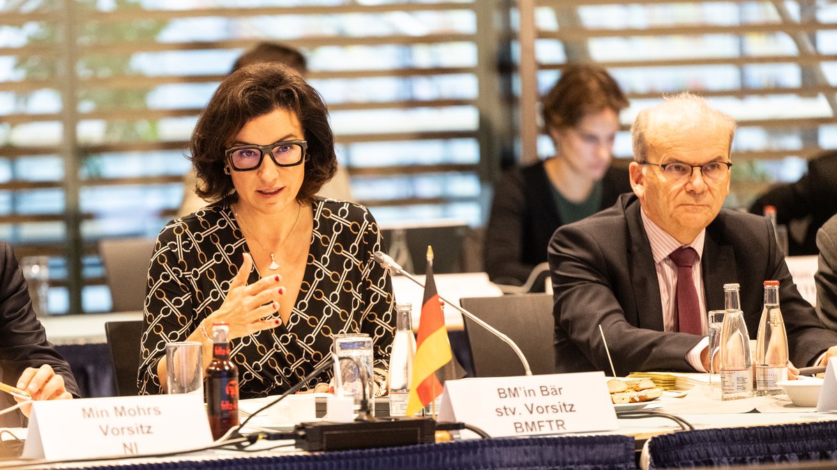 StMWK_Bayern's tweet image. Sitzung der Gemeinsamen Wissenschaftskonferenz heute in #Berlin: Das Paktforum mit dem Thema #KünstlicheIntelligenz schafft eine neue, richtungsweisende #Plattform für die Zusammenarbeit von Wissenschaftsorganisationen und weiteren Forschungspartnern.
▶️ gwk-bonn.de/presseaktuelle…