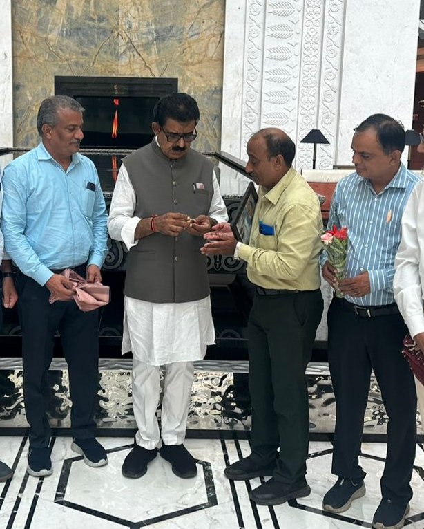 SindmmaPakHindu's tweet photo. Grateful to Hon’ble MP Shri @iShankarLalwani ji for your valuable time & empathetic attention to the pressing issues faced by Pak Hindu migrants.
Your assurance brings strength & hope to countless families.
@BJP4India @BJP4Gujarat @BJP4MP #SupportForMigrants #SevaHiSangathan https://t.co/vD9LiS8DAo