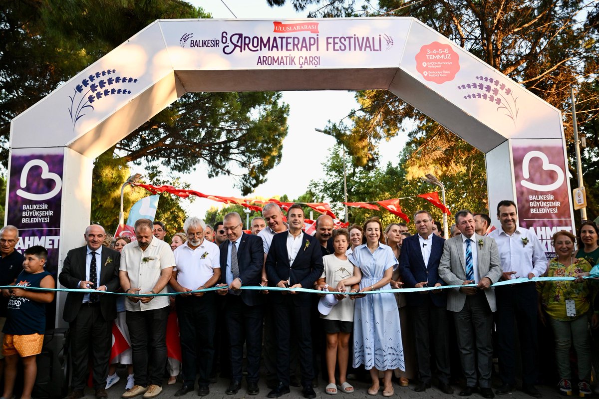 AjansBalikesir's tweet photo. 📌 BALIKESİR’DE FESTİVAL COŞKUSU
HABERİ OKUMAK İÇİN👇
https://t.co/HbyeX21Ros
(Ajans Balıkesir)
#Balıkesir #AromaterapiFestivali #AhmetAkın #BAÇEM #Burhaniye #UluslararasıFestival #Şifa #DoğalÜrünler #BitkiselTedavi #EkolojikTarım https://t.co/Vp2pOVuoma