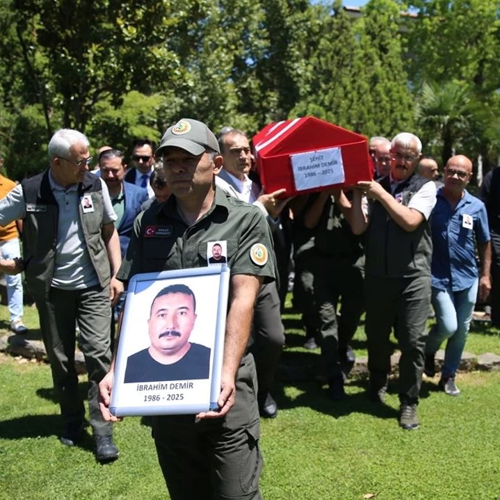İzmir Ödemiş yangınında hayatını kaybeden şehit İbrahim Demir son yolculuğuna uğurlandı.