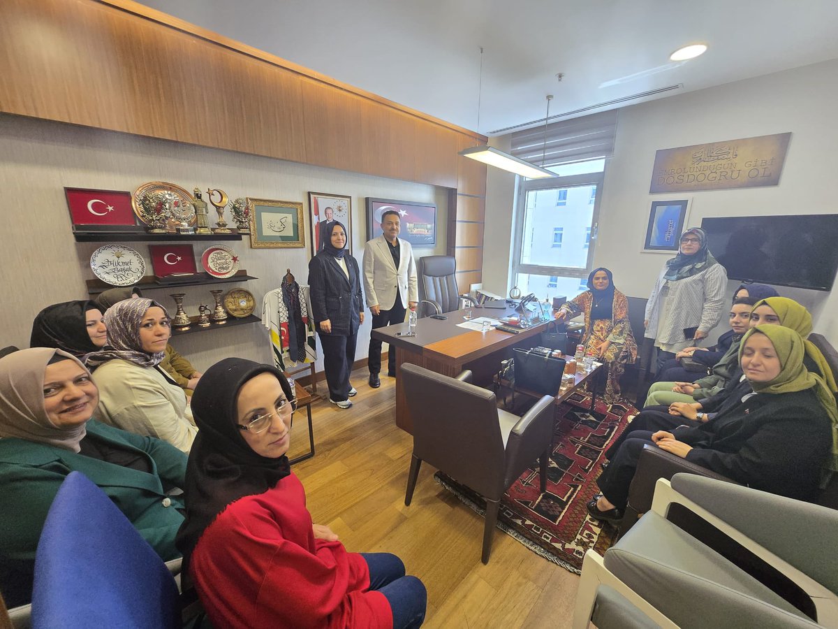 TBMM’de bizleri ziyaret eden AK Parti Şanlıurfa Kadın Kolları İl Başkanımız Zehra Ay ve ilçe başkanlarımıza nazik ziyaretleri için teşekkür ediyorum.Kadınlarımızın siyasetteki güçlü varlığı, Türkiye Yüzyılı hedeflerimize yürürken en büyük gücümüzdür.
Birlikte daha güçlü, birlikte