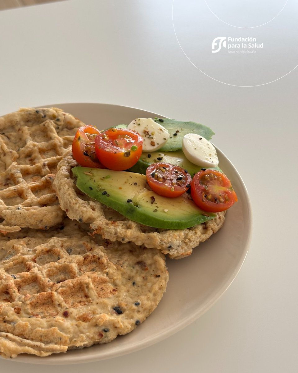 ¿Buscas una receta diferente y saludable?  Te presentamos estos gofres de pollo: 
• 100 g de pollo cocido y desmenuzado
• 1 huevo
• 1 cucharada de queso rallado 
• Sal y pimienta 
• Especias 
¿Cómo se hacen?
Preparara  la mezcla y cocina en la gofrera entre 5 y 7 minutos.