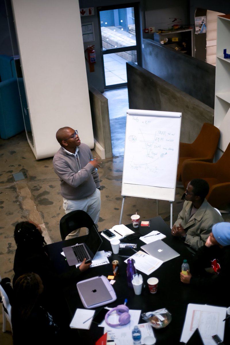 TshimologongIT's tweet image. Day 3 of the @EdinburghUni Climate Enterprise School was all about ideas, teamwork & mentorship! 🌍
Students teamed up to develop climate-focused business solutions, with expert mentors on hand to guide, challenge & refine their concepts ahead of the big pitch. 💬