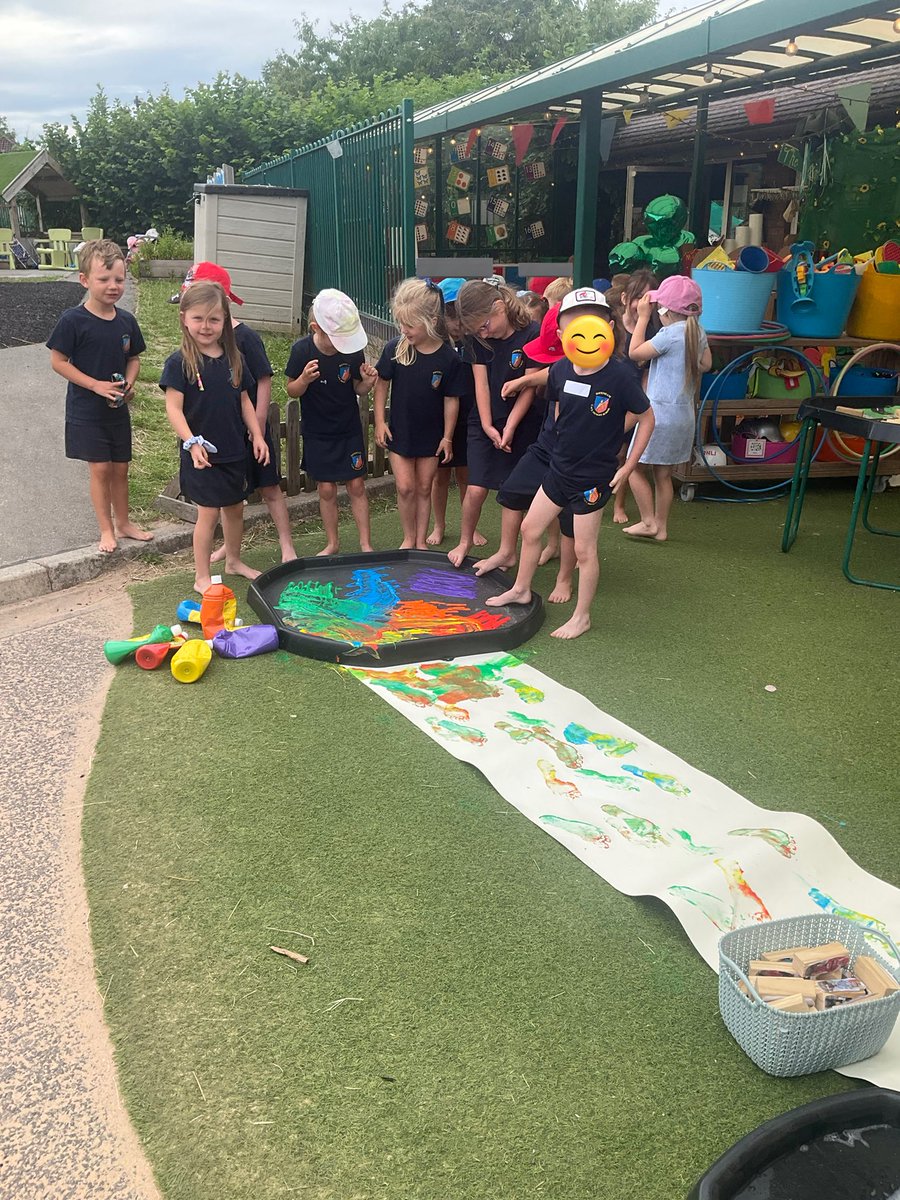 davenhamcofe's tweet image. In RE today, EYFS started the lesson by taking their shoes and socks off! We discussed how it felt and why in some churches and places of worship, people take their shoes off. Then we made paint footprints and we found that it felt, slimy, slippery and cold! #davenhamre 🙏🎨🖌️