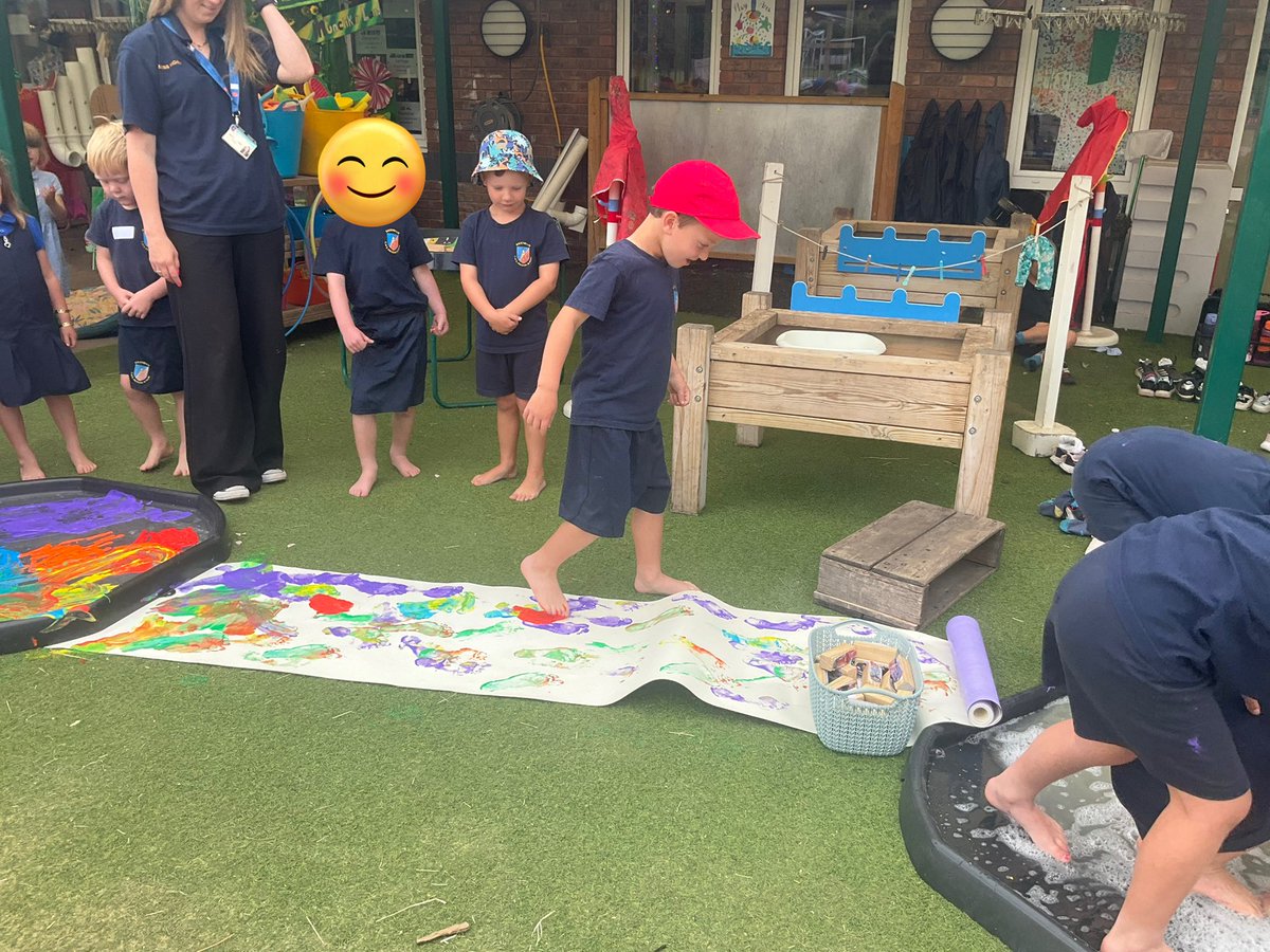 davenhamcofe's tweet image. In RE today, EYFS started the lesson by taking their shoes and socks off! We discussed how it felt and why in some churches and places of worship, people take their shoes off. Then we made paint footprints and we found that it felt, slimy, slippery and cold! #davenhamre 🙏🎨🖌️