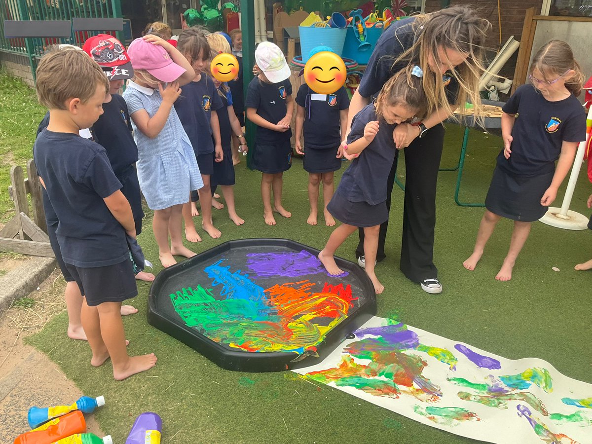davenhamcofe's tweet image. In RE today, EYFS started the lesson by taking their shoes and socks off! We discussed how it felt and why in some churches and places of worship, people take their shoes off. Then we made paint footprints and we found that it felt, slimy, slippery and cold! #davenhamre 🙏🎨🖌️
