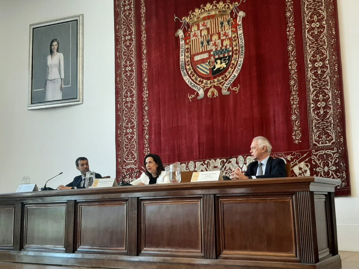 La ministra de Defensa, Margarita Robles, ha clausurado hoy en la <a href="/esc_espana/">Escuela Diplomática</a> la IV Escuela de Verano de la Asociación Española para el Estudio del Derecho Europeo #AEDEUR, junto al presidente de la Asociación y el subsecretario del  <a href="/MAECgob/">Ministerio de Asuntos Exteriores, UE y Cooperación</a>